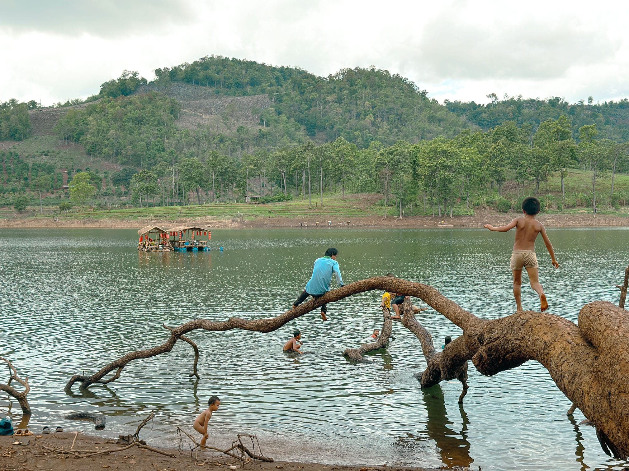 กว่า 5 เดือนที่บ้านและสวนจมน้ำ ชาวเมืองนะอยู่อย่างไรกับ “น้ำผุดท่วม?”